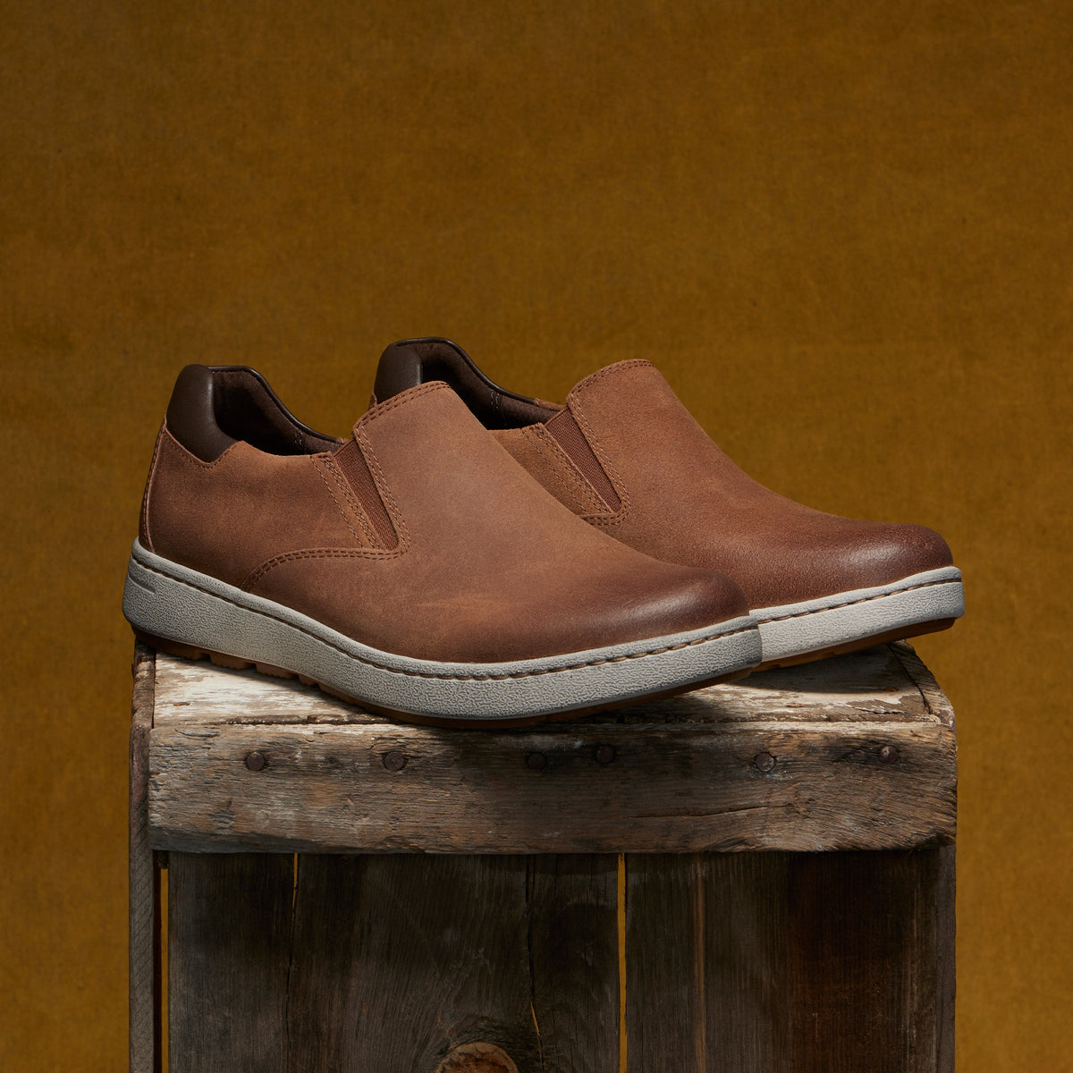 Trent Brown Burnished Suede | Dansko Premium