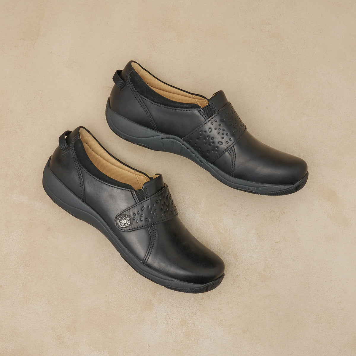 Sallie Black Waxy Burnished | Dansko Everyday