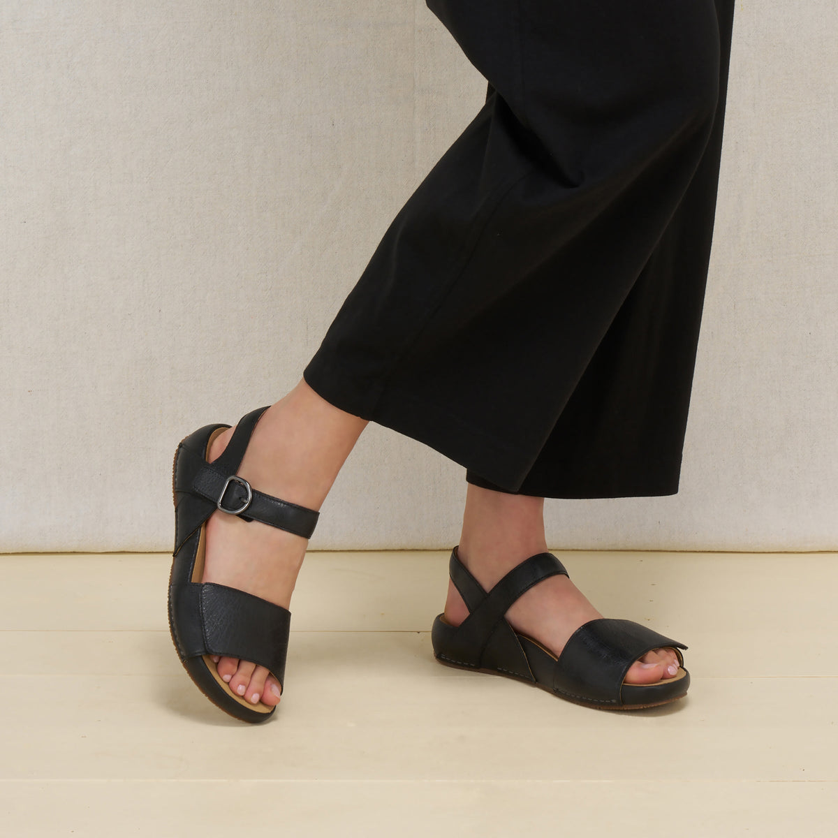 Tinsley Black Leather | Dansko Signature